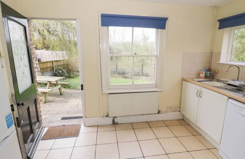 Gloucester Cottage | Discover The Lock House: Pet-Friendly & Family-Oriented Stay