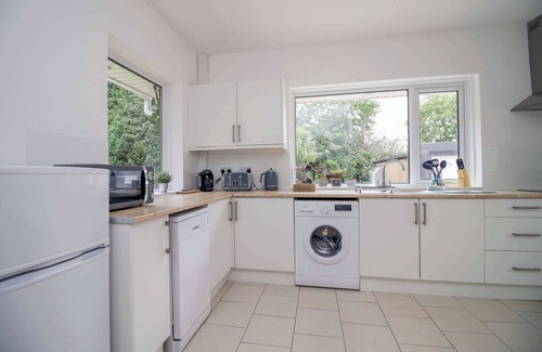 Plympton House | Discover The Lockett: Pet-Friendly with Breakfast & Kitchen