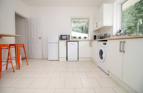 Plympton House | Discover The Lockett: Pet-Friendly with Breakfast & Kitchen