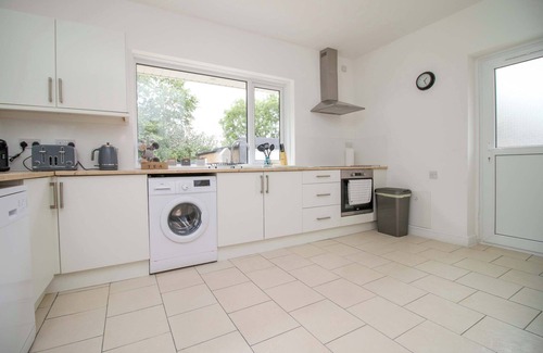 Plympton House | Discover The Lockett: Pet-Friendly with Breakfast & Kitchen