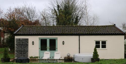 East Harling Apartment | The Lodge - 2 acres of garden with hot tub and fire pit and BBQ