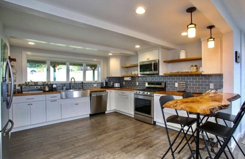 North Adams House | Experience The Lodge @ America's Switzerland - Book Now!