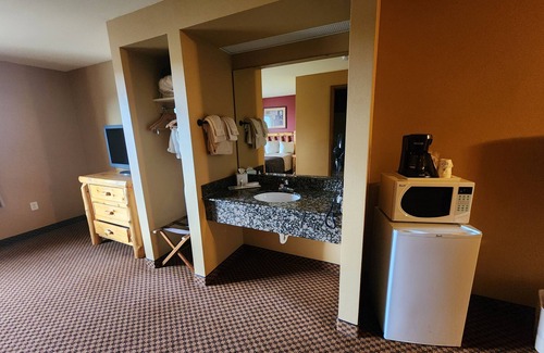 Baxter Hotel | Relax at The Lodge at Brainerd Lakes with Pool & Spa