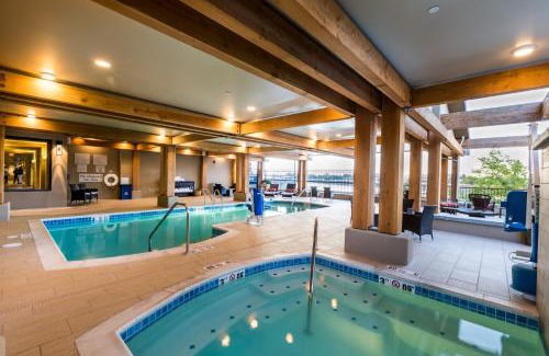 South Richland Hotel | Inviting Retreat at The Lodge at Columbia Point - Rated 9.2