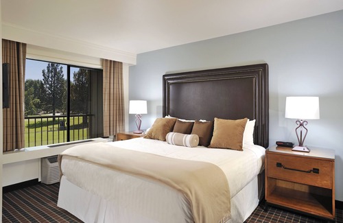 Redmond Resort | Relax at The Lodge at Eagle Crest Resort with Premium Amenities