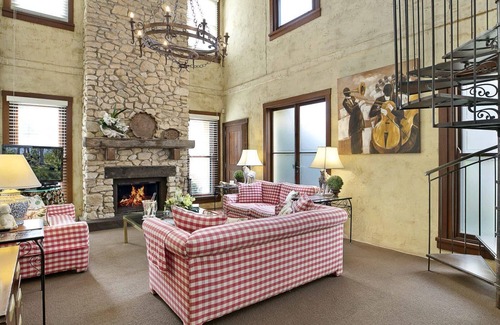 Robertson House | Experience The Lodge at Linden Hall with Pool Access