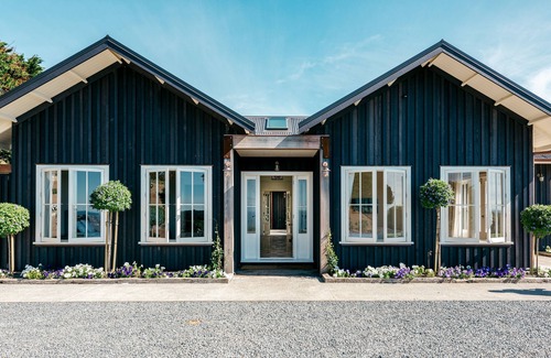 Oneroa House | Oceanfront Retreat at The Lodge at Mudbrick, Rated 10/10