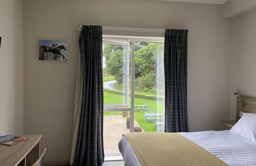 Perth Hotel | Relax at The Lodge At Perth Racecourse - Rated 9/10