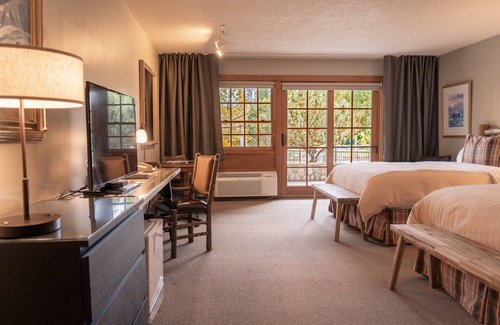 Grants Pass Hotel | Idyllic Retreat at The Lodge at Riverside: Top-Rated Comfort