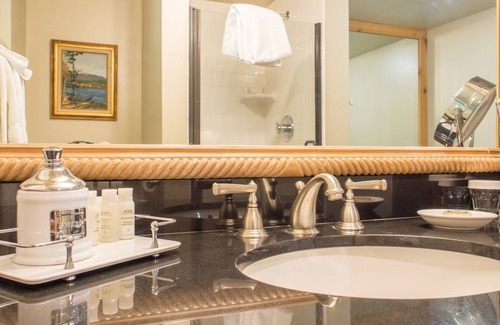 Grants Pass Hotel | Idyllic Retreat at The Lodge at Riverside: Top-Rated Comfort