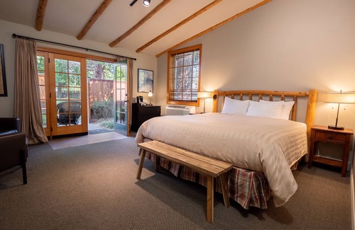 Grants Pass Hotel | Idyllic Retreat at The Lodge at Riverside: Top-Rated Comfort