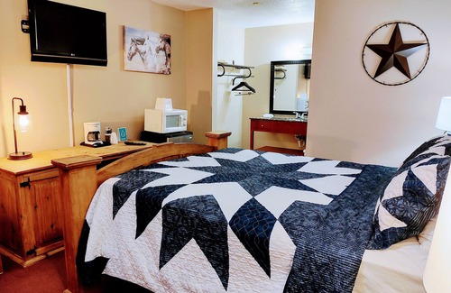 Russell Hotel | Family-Friendly Retreat at The Lodge at Russell with Pool