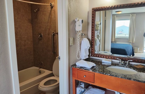 Russell Hotel | Family-Friendly Retreat at The Lodge at Russell with Pool