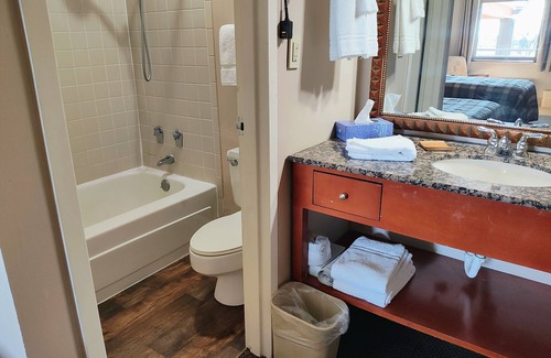 Russell Hotel | Family-Friendly Retreat at The Lodge at Russell with Pool