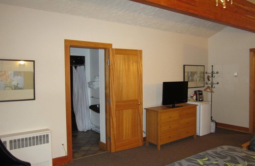 Terrace Cabin | Discover The Lodge at Skeena Landing - Rated 9.4/10!