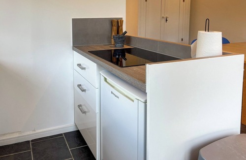 Plaistow Cottage | Marvelous Retreat with Woods, Fishing Lake & Guest Rated 10/10