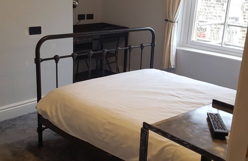 Harrogate City Centre Hotel | Cozy Lodge with Spa, Breakfast & Family-Friendly Amenities