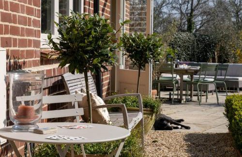 New Forest District House | Pet Friendly 4-Star The Lodge: Perfect for Families & Friends