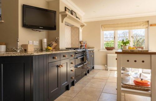 New Forest District House | Pet Friendly 4-Star The Lodge: Perfect for Families & Friends