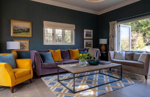 New Forest District House | Pet Friendly 4-Star The Lodge: Perfect for Families & Friends