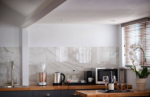 East Putney Hotel | Explore The Lodge Hotel - Putney with Spa and Dining Options