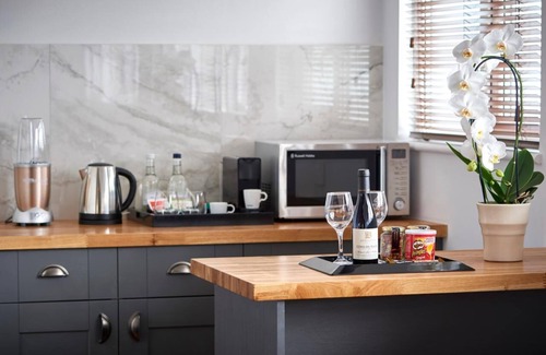 East Putney Hotel | Explore The Lodge Hotel - Putney with Spa and Dining Options