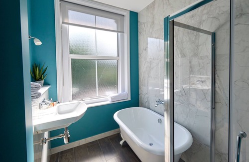 East Putney Hotel | Explore The Lodge Hotel - Putney with Spa and Dining Options