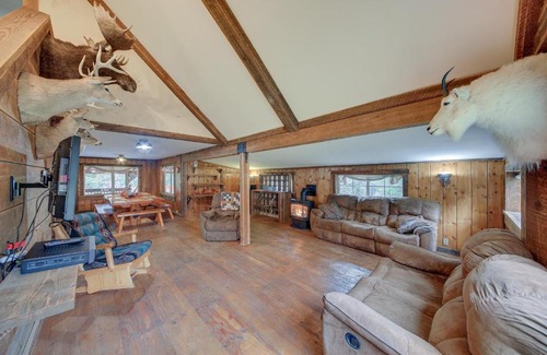 Trout Creek House | Family-Friendly Lodge in Trout Creek Near the Reservoir