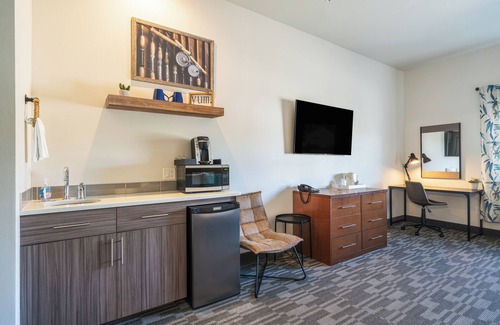 Wapato Point Hotel | Experience Manson Bay Suites: Top-Rated & Family-Friendly Stay