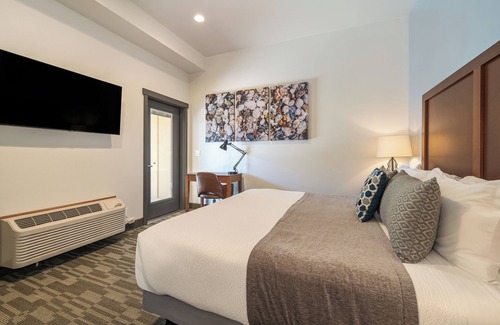 Wapato Point Hotel | Experience Manson Bay Suites: Top-Rated & Family-Friendly Stay