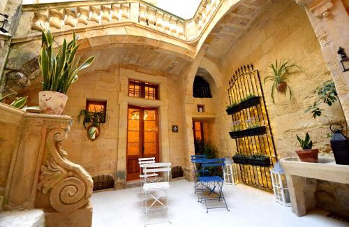 Cospicua Hotel | Discover The Lodge: Top-Rated Stay with Breakfast & Dining