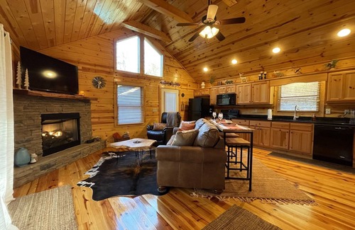 Unaka Cabin | Top-Rated The LODGE: Private Retreat with Pool & Breakfast