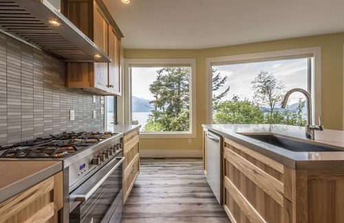 Harrison Hot Springs Cabin | Experience The Lodge on Harrison Lake: Family-Friendly Retreat