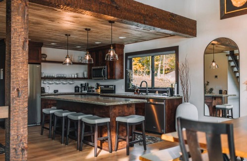 New Philadelphia Cabin | Exceptional Lake View Retreat at The Lodge @ Paradise Lake