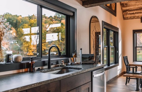 New Philadelphia Cabin | Exceptional Lake View Retreat at The Lodge @ Paradise Lake