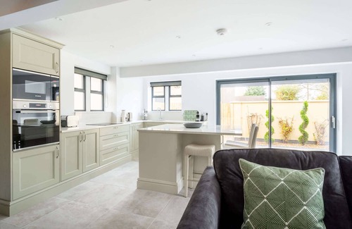 Cheltenham House | The Lodge, Private Parking & Garden