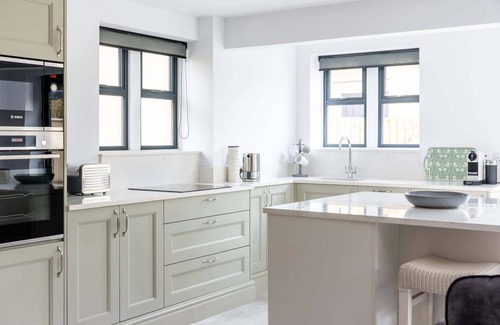 Cheltenham House | The Lodge, Private Parking & Garden