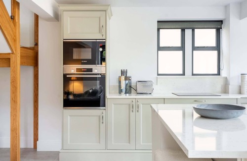 Cheltenham House | The Lodge, Private Parking & Garden