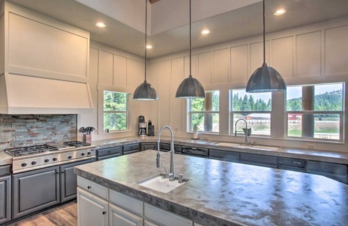 Bonner County House | Guest Rated 10/10: Secluded Lodge with Hot Tub & Views