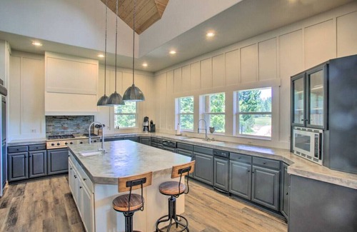 Bonner County House | Guest Rated 10/10: Secluded Lodge with Hot Tub & Views