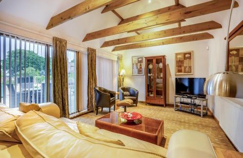 Grimsby House | Family Retreat at The Lodge - Perfect for Your Next Getaway