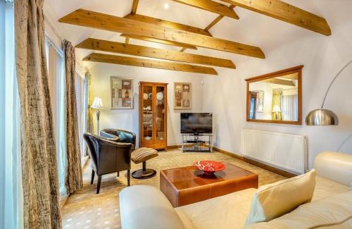 Grimsby House | Family Retreat at The Lodge - Perfect for Your Next Getaway