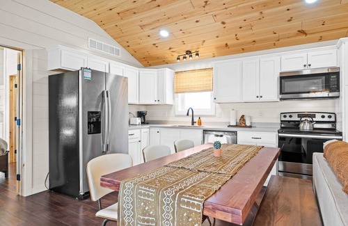 Williamstown Cabin | Pet-Friendly Lodge 129 at Eden Reserve - Ideal Family Retreat