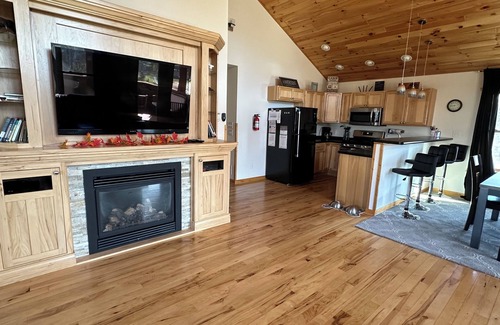 New Lisbon Cabin | Cozy Loft Retreat - 2BR Cabin Ideal for Families & Pets!