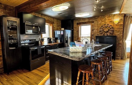 Willmar Apartment | THE LOFT 3 level urban cabin with a HUGE patio!