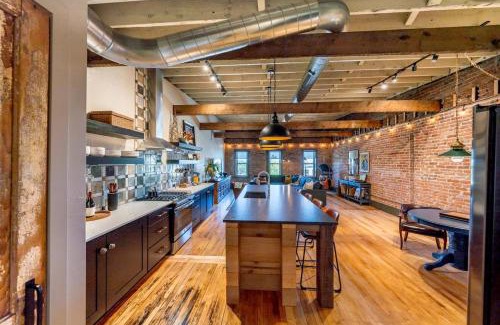 De Pere Apartment | The Loft 417 - Uniquely Renovated Downtown Loft