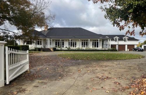 Auckland Bed & Breakfast | Experience The Loft at Henton Lodge: Oceanfront Bliss