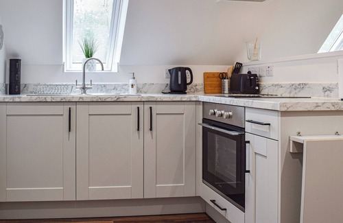 Flecknoe Cottage | Cozy 1 Bedroom Retreat in Welton with Lake Views