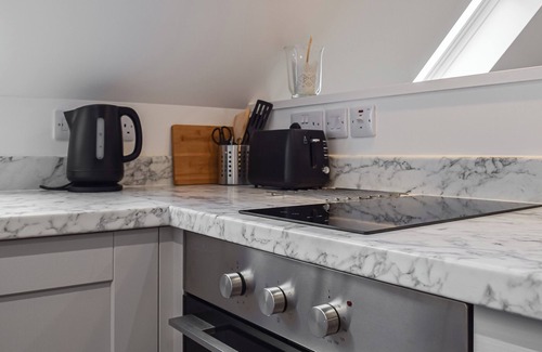 Flecknoe Cottage | Cozy 1 Bedroom Retreat in Welton with Lake Views