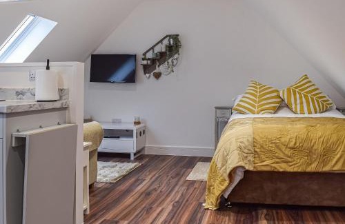 Flecknoe House | Welcoming The Loft At Tall Trees - Perfect for Families & Pets